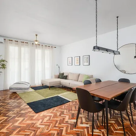 - Host & Chill Понта-Делгада