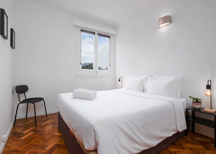 - Host & Chill * Πόντα Ντελγκάντα