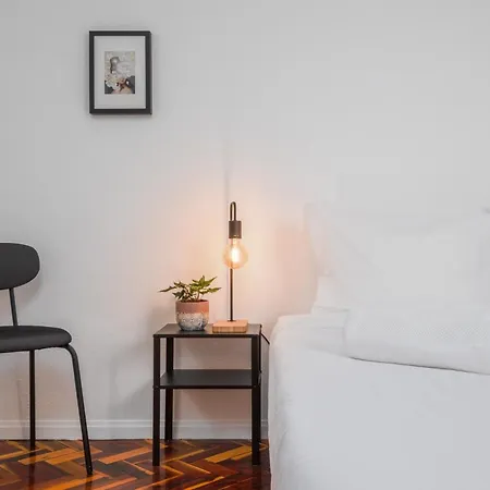 - Host & Chill Apartment *